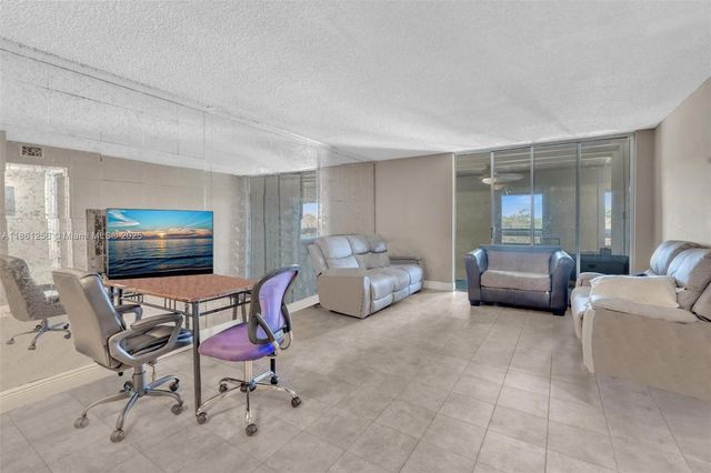 2017 NW 46th Ave A401, Lauderhill, FL 33313
