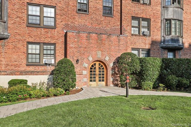192 Garth Road 4O, Scarsdale, NY 10583