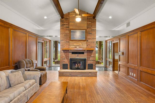 1931 Bruno RD, Schulenburg, TX 78956