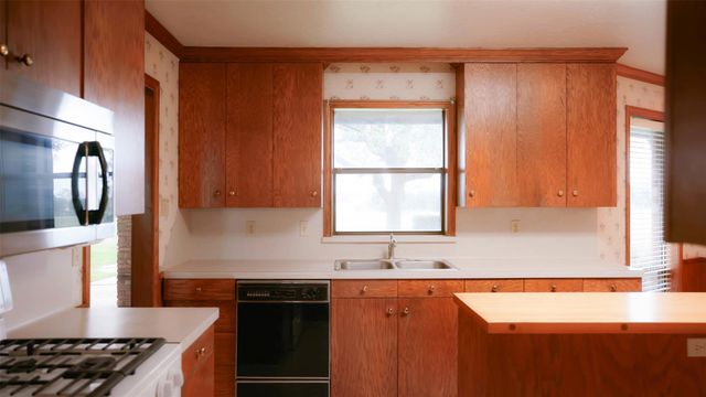 1931 Bruno RD, Schulenburg, TX 78956