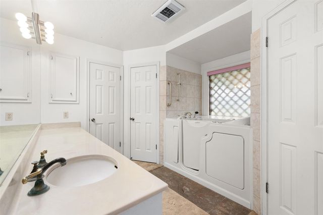 1931 Bruno RD, Schulenburg, TX 78956