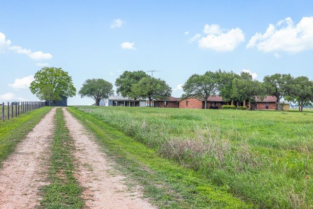1931 Bruno RD, Schulenburg, TX 78956