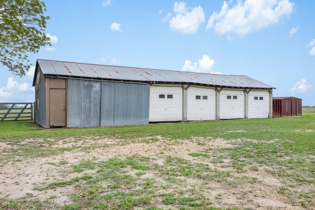 1931 Bruno RD, Schulenburg, TX 78956