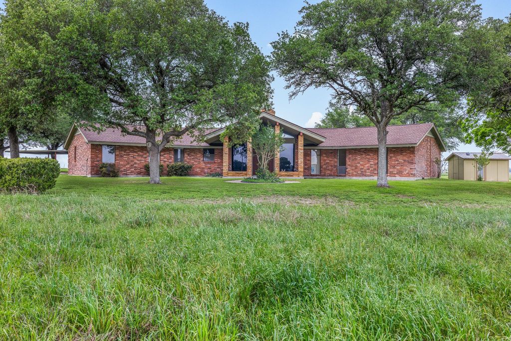 1931 Bruno RD, Schulenburg, TX 78956