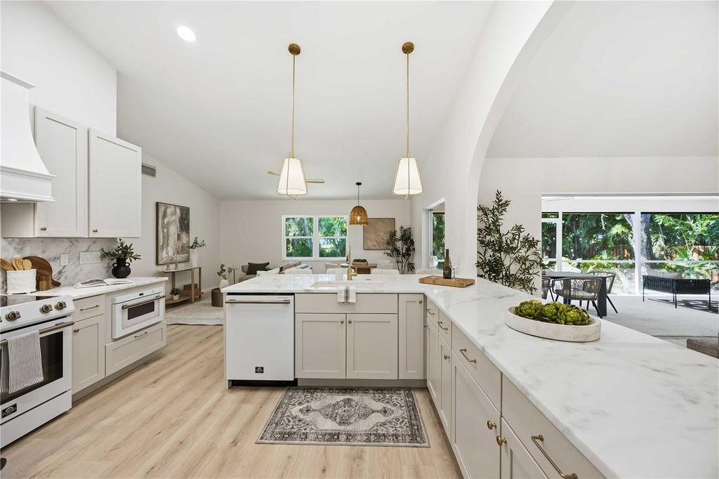 Image 11 of property listing at 4420 OAK VIEW DRIVE, Sarasota, FL 34232