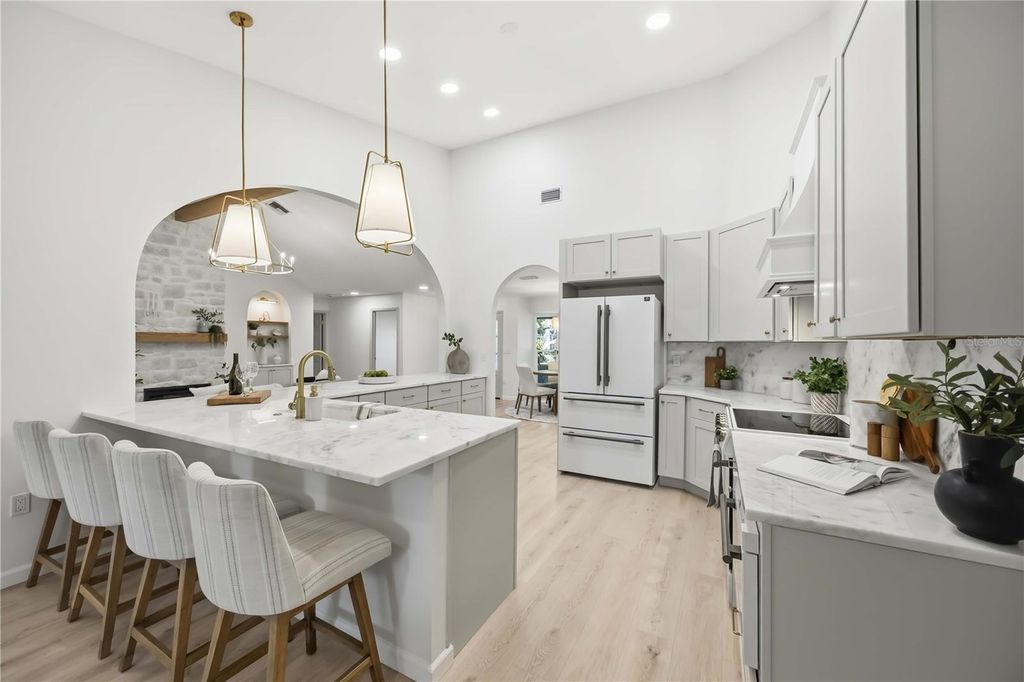 Image 12 of property listing at 4420 OAK VIEW DRIVE, Sarasota, FL 34232