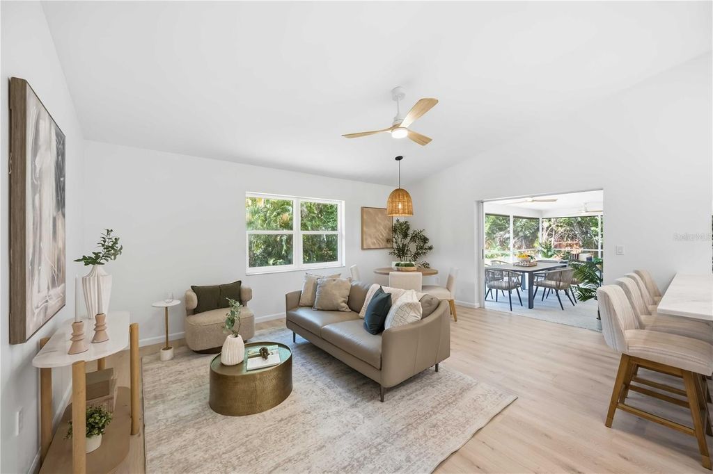 Image 14 of property listing at 4420 OAK VIEW DRIVE, Sarasota, FL 34232