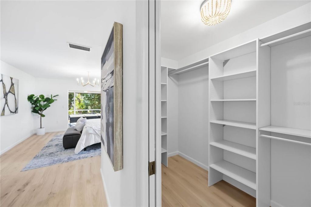 Image 22 of property listing at 4420 OAK VIEW DRIVE, Sarasota, FL 34232