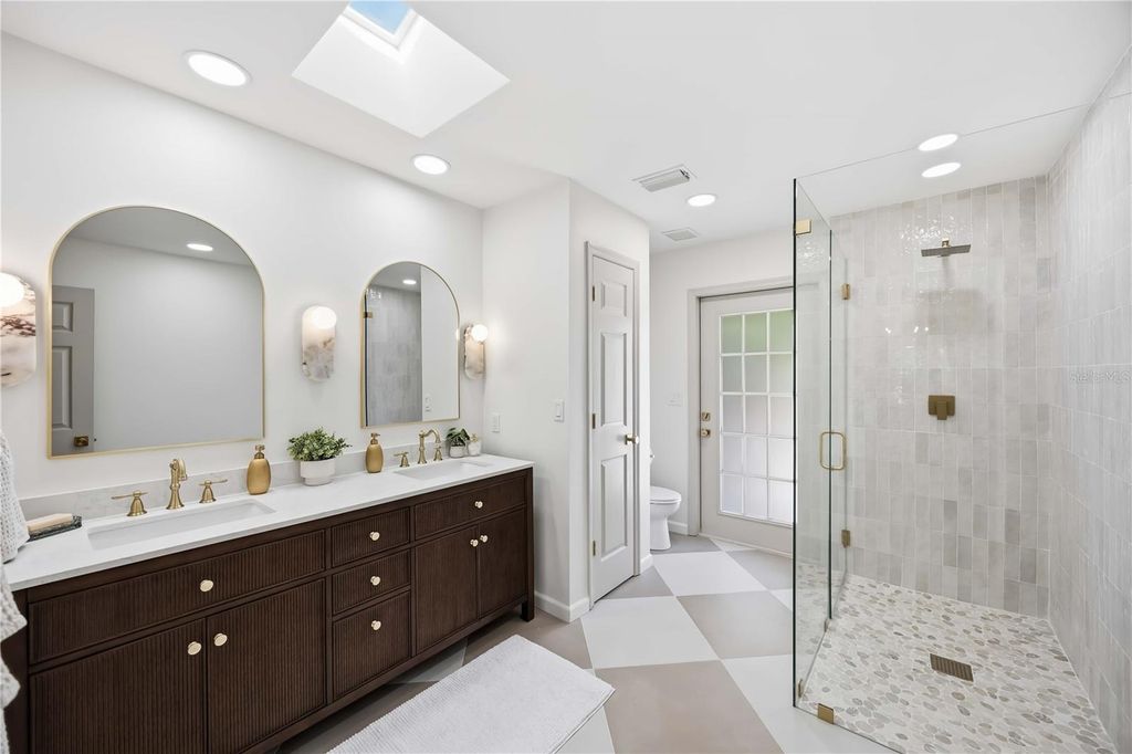 Image 23 of property listing at 4420 OAK VIEW DRIVE, Sarasota, FL 34232