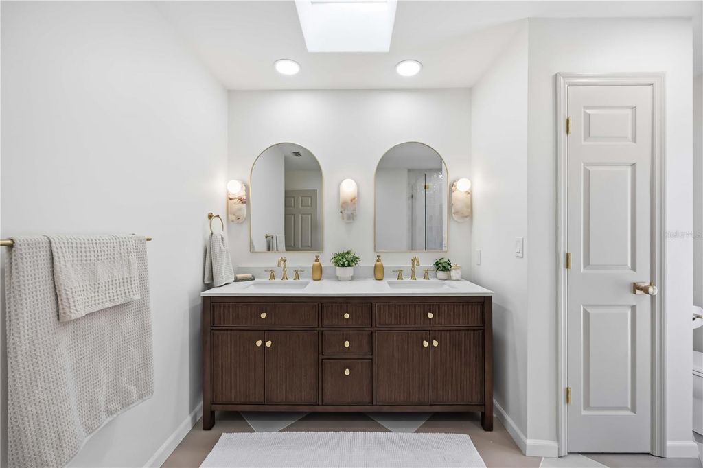 Image 24 of property listing at 4420 OAK VIEW DRIVE, Sarasota, FL 34232