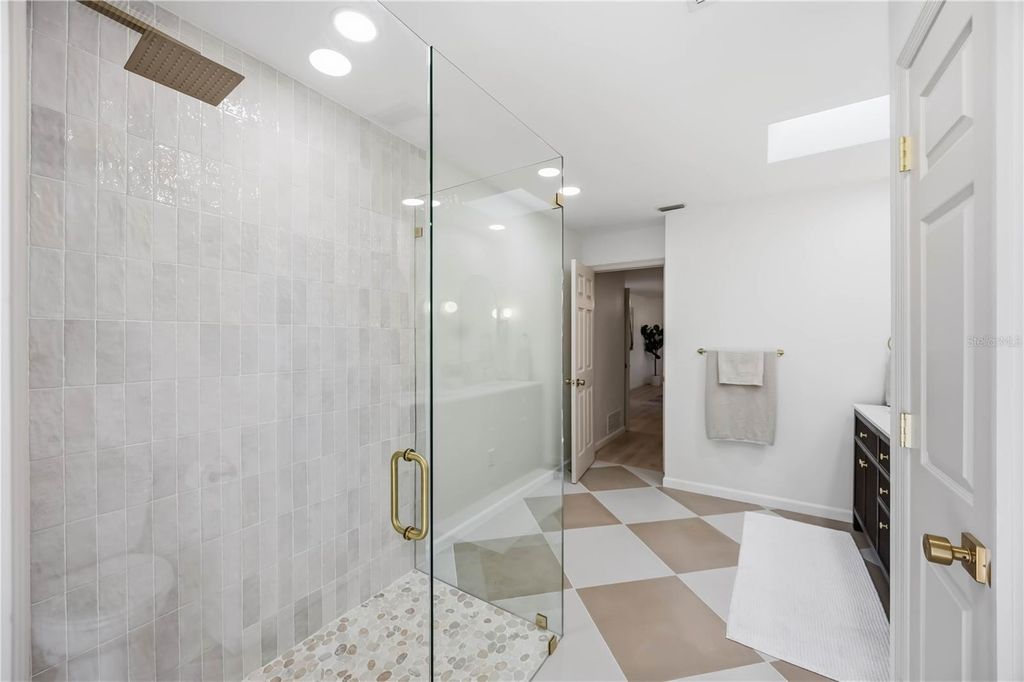 Image 25 of property listing at 4420 OAK VIEW DRIVE, Sarasota, FL 34232