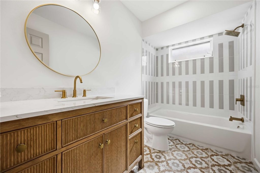 Image 27 of property listing at 4420 OAK VIEW DRIVE, Sarasota, FL 34232