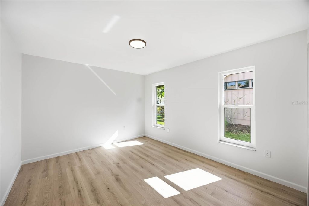 Image 28 of property listing at 4420 OAK VIEW DRIVE, Sarasota, FL 34232