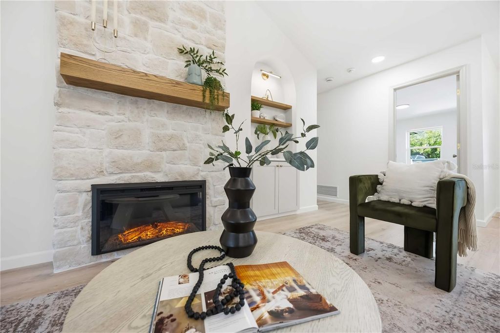 Image 8 of property listing at 4420 OAK VIEW DRIVE, Sarasota, FL 34232