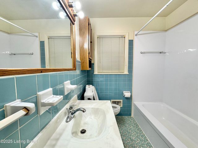 5517 Pico Ln, Louisville, KY 40219