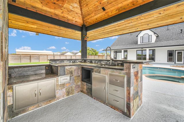 863 Bunkhouse Trail, Angleton, TX 77515
