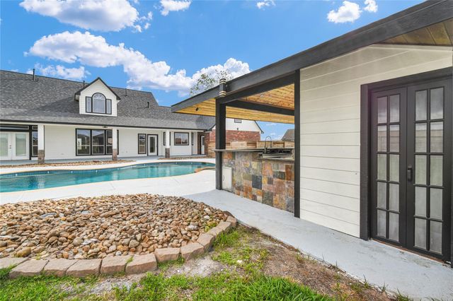 863 Bunkhouse Trail, Angleton, TX 77515