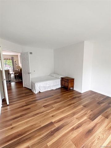 457 Lake Forest Road, Rochester Hills, MI 48309