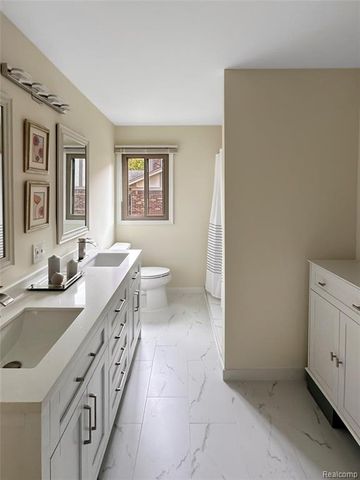 457 Lake Forest Road, Rochester Hills, MI 48309