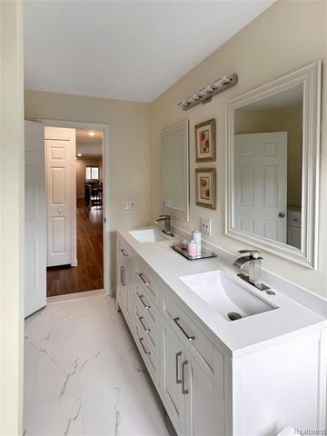 457 Lake Forest Road, Rochester Hills, MI 48309