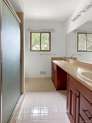 457 Lake Forest Road, Rochester Hills, MI 48309