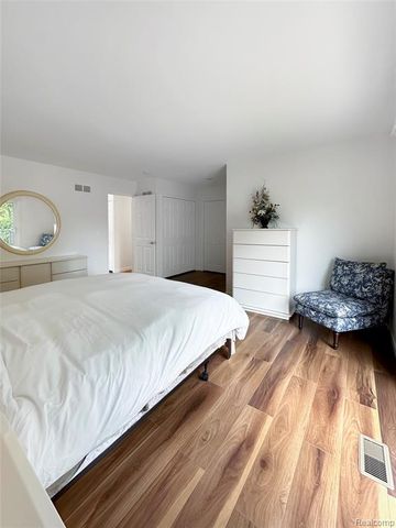 457 Lake Forest Road, Rochester Hills, MI 48309