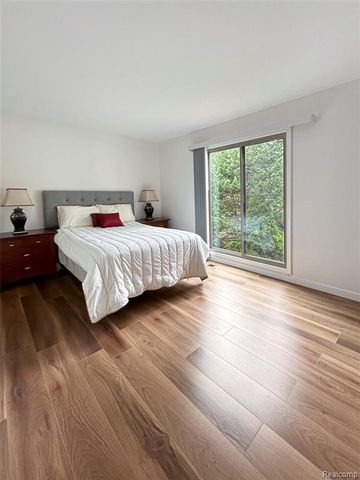 457 Lake Forest Road, Rochester Hills, MI 48309