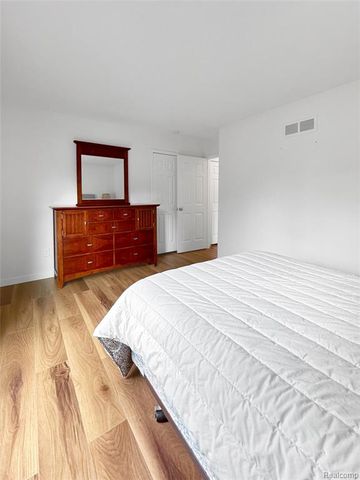 457 Lake Forest Road, Rochester Hills, MI 48309