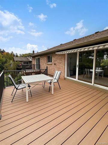 457 Lake Forest Road, Rochester Hills, MI 48309