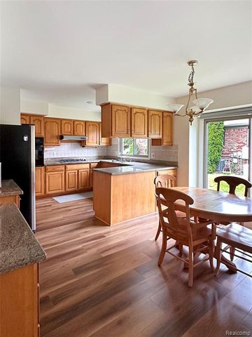 457 Lake Forest Road, Rochester Hills, MI 48309