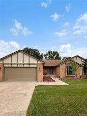 457 Lake Forest Road, Rochester Hills, MI 48309