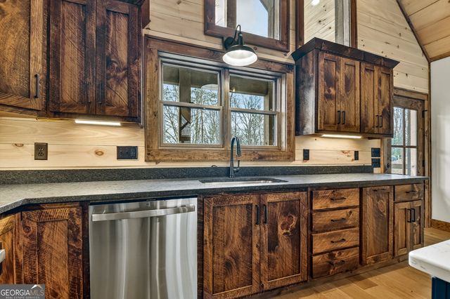 223 Bent Wood Lane, Blue Ridge, GA 30513