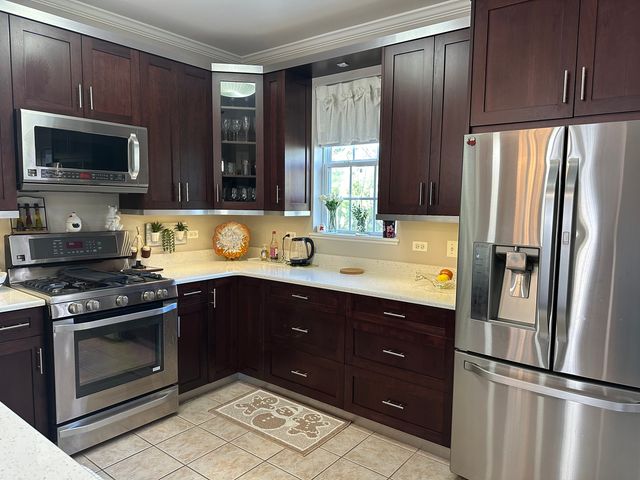 172 N East River Road R, Des Plaines, IL 60016
