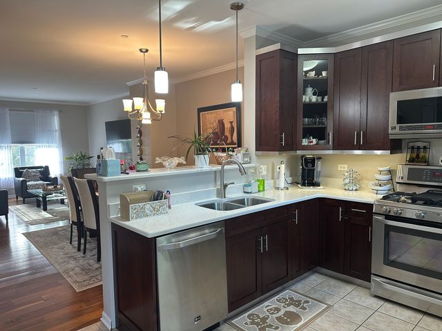 172 N East River Road R, Des Plaines, IL 60016