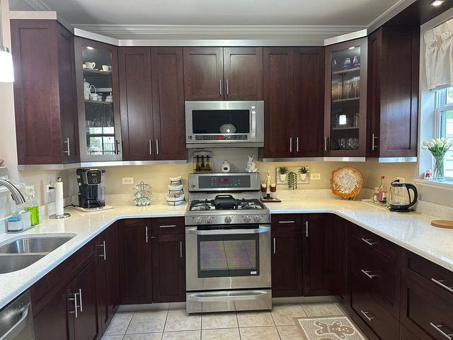 172 N East River Road R, Des Plaines, IL 60016