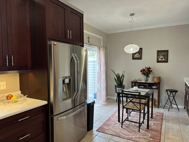 172 N East River Road R, Des Plaines, IL 60016