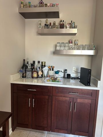172 N East River Road R, Des Plaines, IL 60016