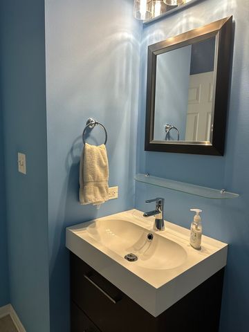 172 N East River Road R, Des Plaines, IL 60016