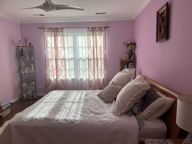 172 N East River Road R, Des Plaines, IL 60016