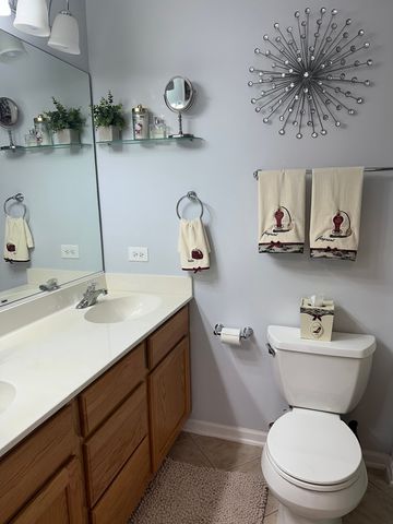 172 N East River Road R, Des Plaines, IL 60016