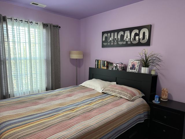 172 N East River Road R, Des Plaines, IL 60016