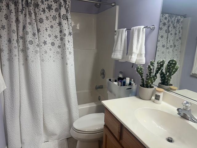 172 N East River Road R, Des Plaines, IL 60016