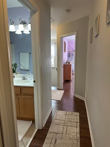172 N East River Road R, Des Plaines, IL 60016