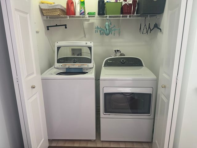 172 N East River Road R, Des Plaines, IL 60016