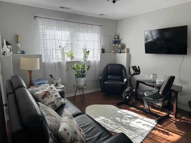 172 N East River Road R, Des Plaines, IL 60016