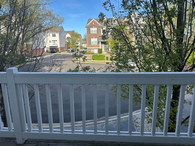 172 N East River Road R, Des Plaines, IL 60016