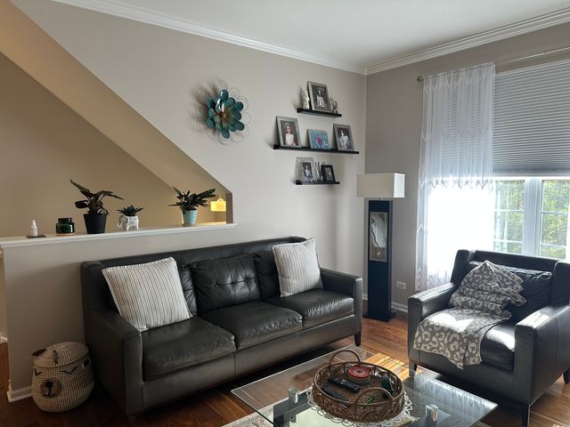 172 N East River Road R, Des Plaines, IL 60016