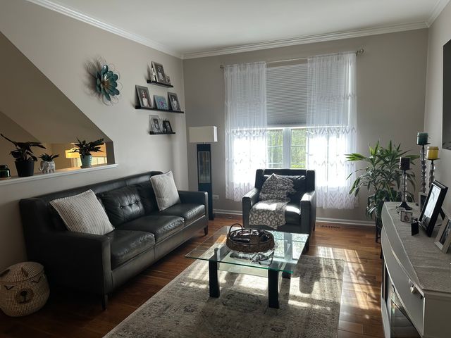 172 N East River Road R, Des Plaines, IL 60016