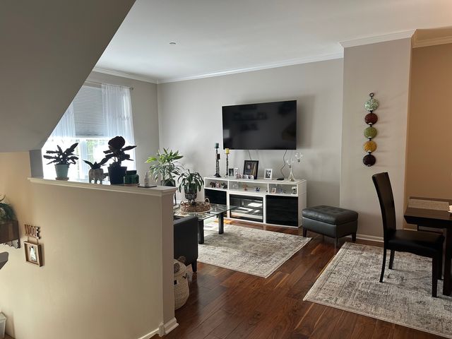 172 N East River Road R, Des Plaines, IL 60016