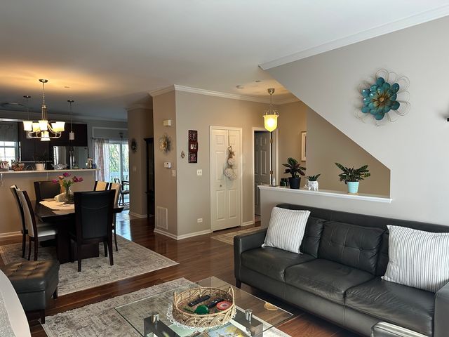 172 N East River Road R, Des Plaines, IL 60016